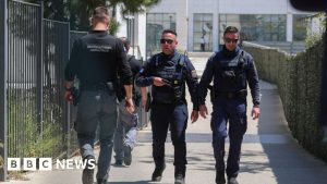 https___www_bbc_com_news_articles_cyv2pm