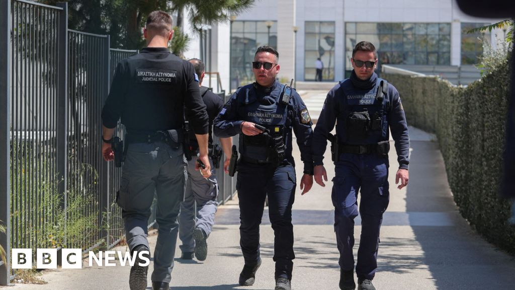 https___www_bbc_com_news_articles_cyv2pm