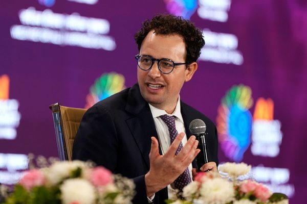 AI Pacing: Anthropic CEO Proposes Slowing Down Artificial Intelligence Development